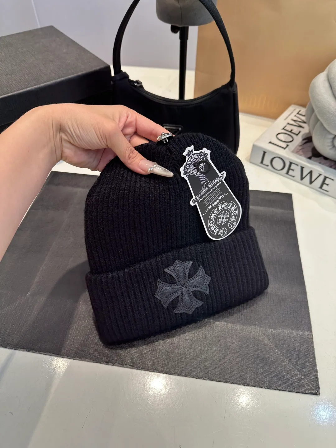 P46 Crow Heart Wool Hat, too flattering for your face. No matter you have a long face, a round face or a square face, you can easily wear it because the hat is very thick, so your face looks small, delicate and cute. Fashionable street style, recommended hat for autumn and winter.